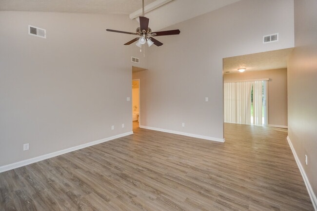 Photo - 417 Willow Ct SE