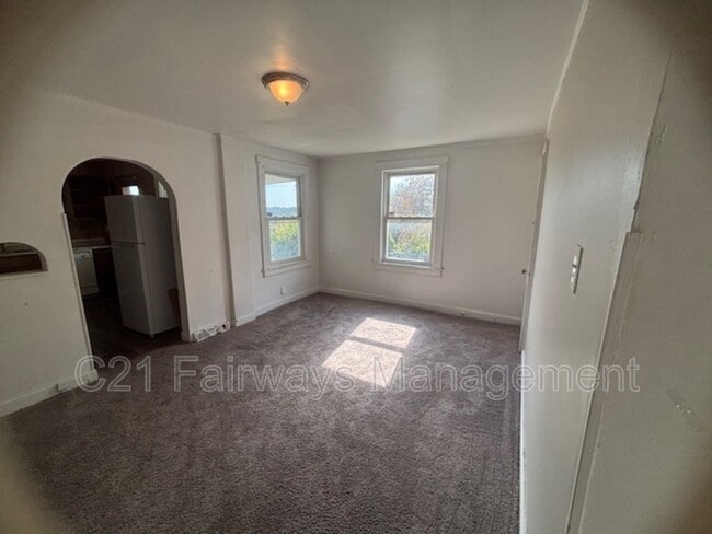Photo - 922 Vankirk St