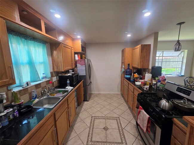 Building Photo - 12531 La Rochelle Dr
