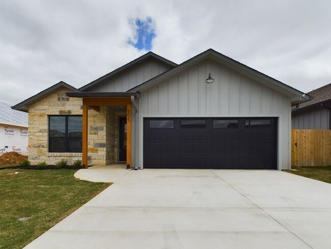 Building Photo - Charming 3-Bedroom Home with Updated Kitchen and Dual-Sink Primary Bath
