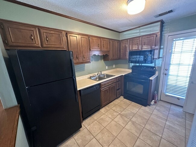 Photo - 140 Lanier Dr