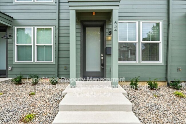 Photo - 658 NE Mason St