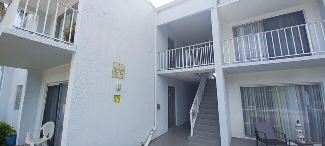 Photo - 409 Executive Center Dr Unidad 209