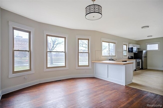 Photo - 900 Hazelwood St Unit Lower