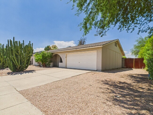 Building Photo - Private Pool Chandler Gem Rental
