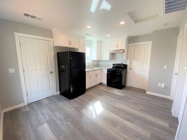 Photo - 118 W 12th St