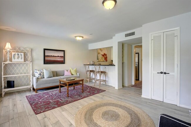 Building Photo - 1210 Windsor Rd Unit 117