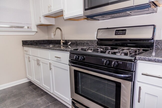 Building Photo - ONE MONTH FREE-Sign by 2/28/2026: Walk to Carytown & the Fan Unit 1903-B