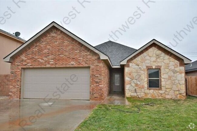 Building Photo - Spacious 3 bedroom, 2 bathroom home