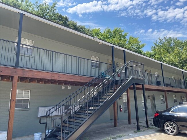 Building Photo - 884 W Holly St Unit B12 Rental