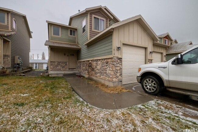 Building Photo - Spacious Vernal Townhome