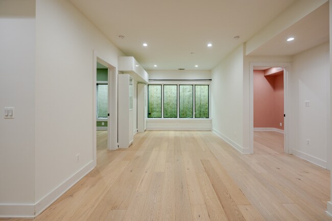 Building Photo - 1658 K St NE Unit #2