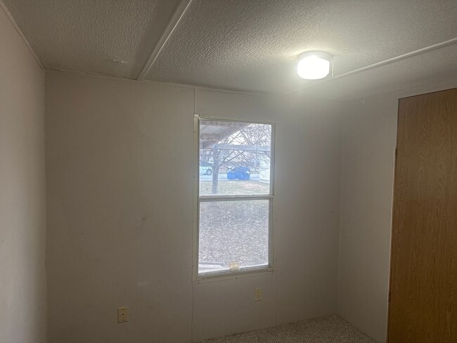 Photo - Quaint 2 BR/1BA mobile home located in downtown Divernon!