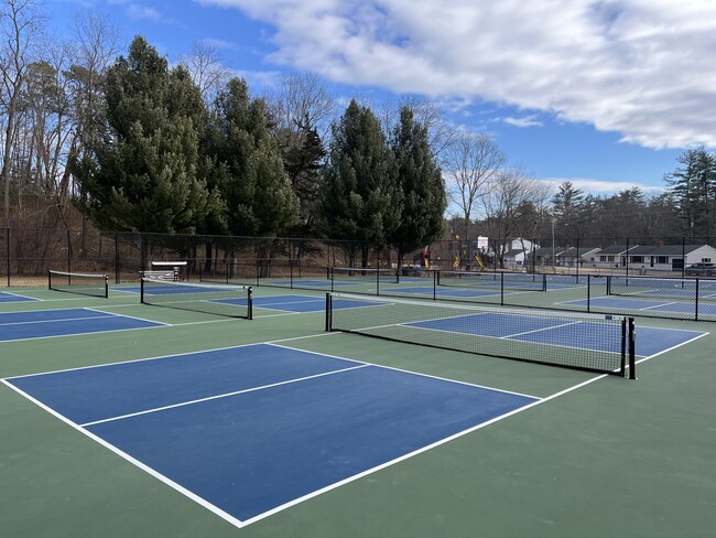 Pickle Ball Courts 2 minutes away - 97 Shawn Dr