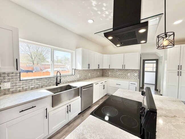 Building Photo - 1839-1839 E 4th St Unit 1835