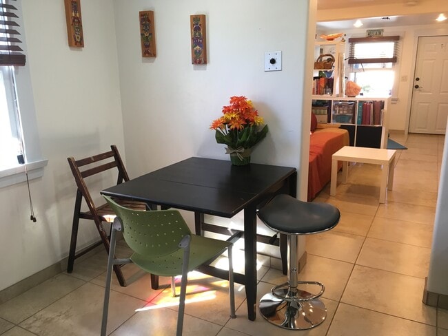 Dining area - 2522 E Lee St Unit C