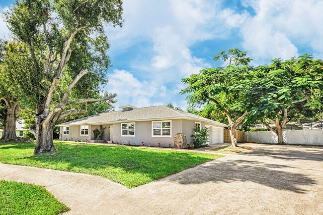 Building Photo - 300 Riomar Dr