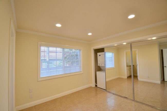 Photo - Ground Level Home La Jolla Village! Washer, Dryer, Parking, Upgraded Appliances! Walk to beaches! Unit 2