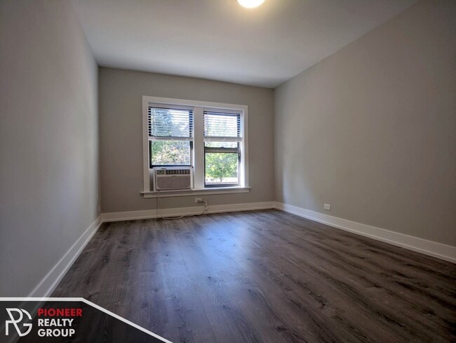 Building Photo - 711 W Brompton Ave
