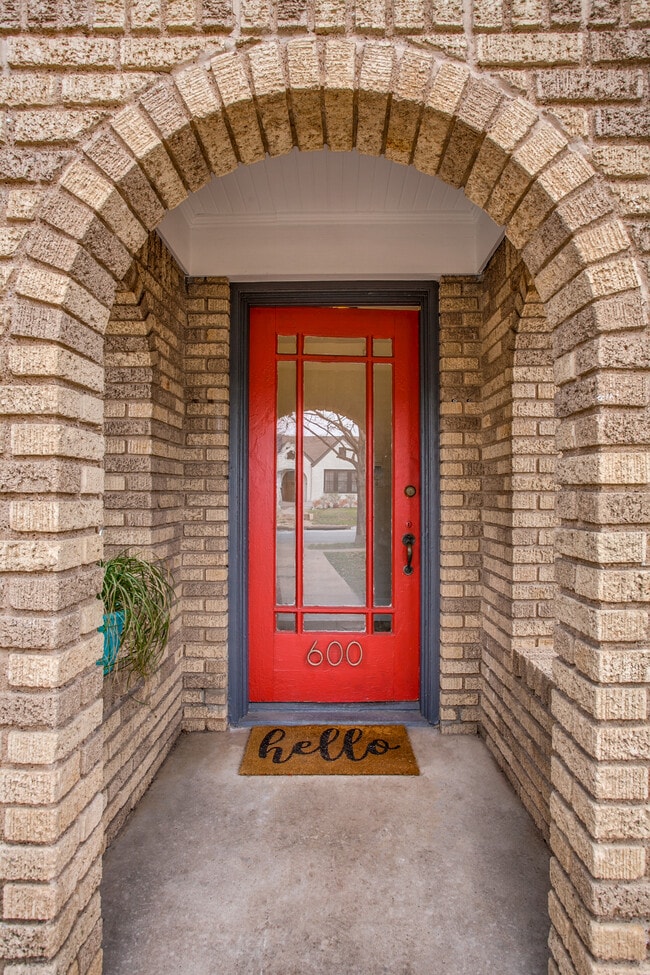 Be a neighbor, not a number, in this adorable fourplex. - 600 N Montclair Ave Unit D
