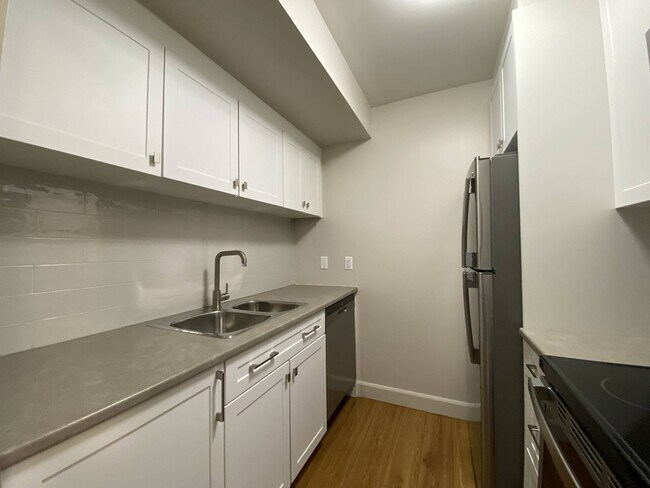#301 - Kitchen - Pembridge Square