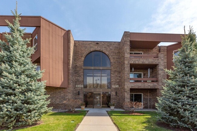 Photo - Large 1BR Condo with Patio, Heated Parking, Pool, Sauna & Tennis Courts!