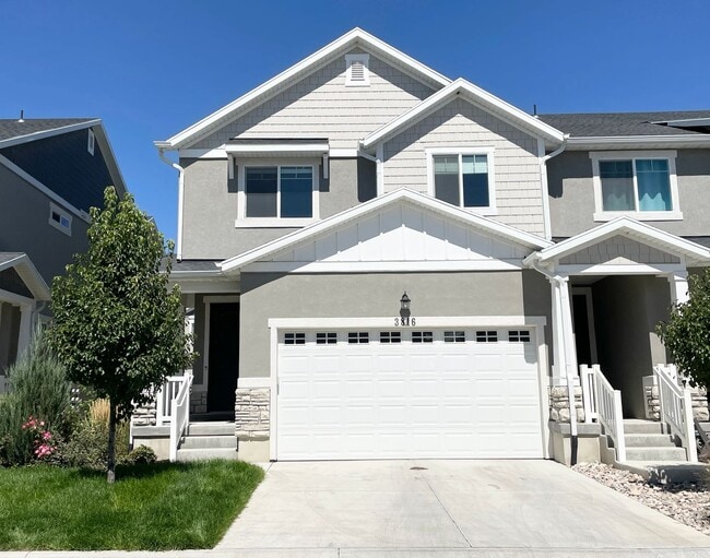 Building Photo - Modern Townhome at North Pointe Village!