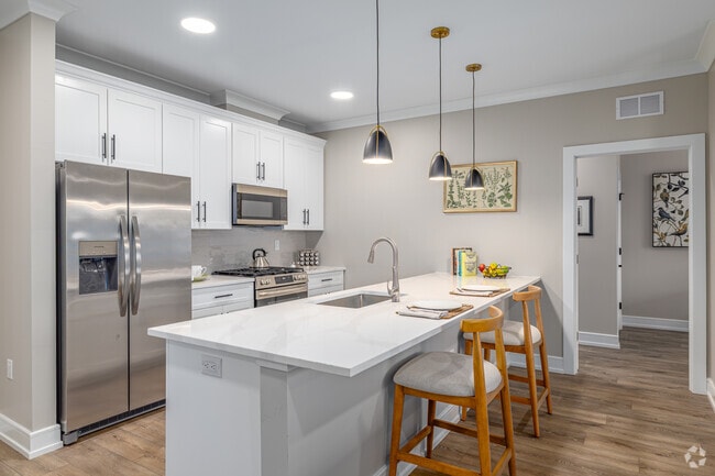 2BR, 2BA - 1,033SF - Kitchen - Scotch Plains Crossing