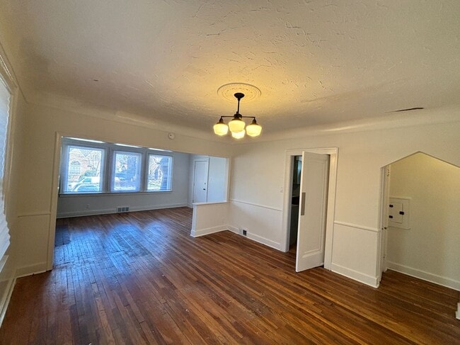 Photo - 5783 Yorkshire Rd