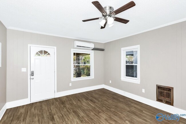 Photo - 512 Oshaughnessy Ave NE