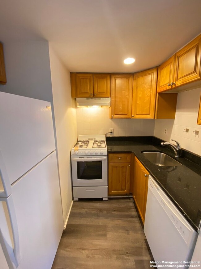 3 bed 1 bath condo with H & HW in Packard'... - 3 bed 1 bath condo with H & HW in Packard'...