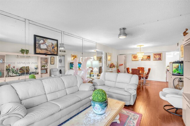 Building Photo - 4160 Inverrary Dr Unit 308