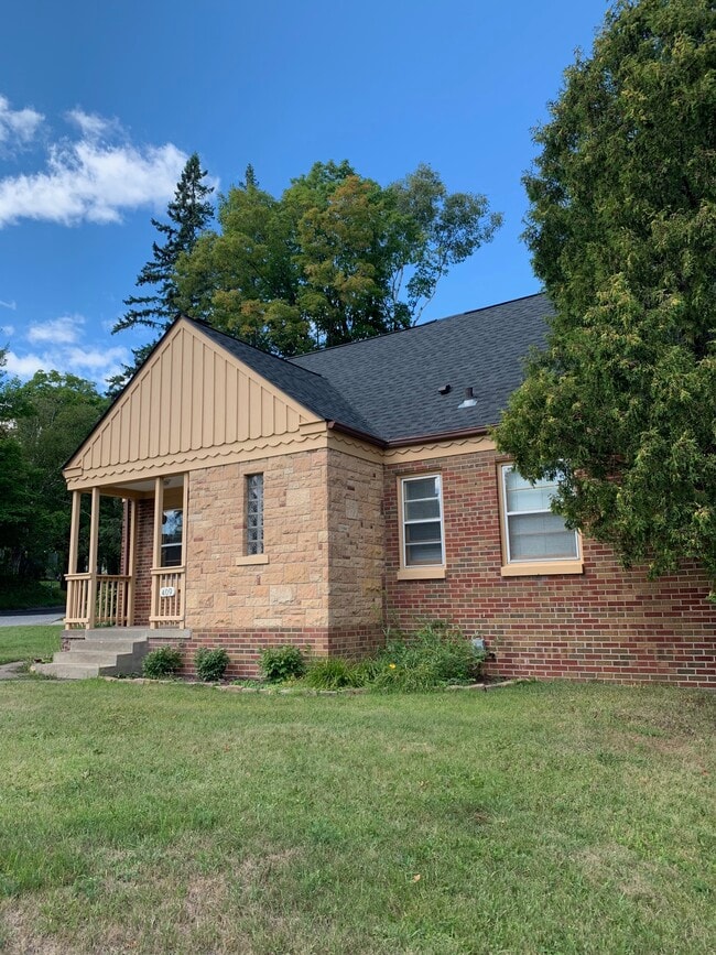 Photo - 409 W Arrowhead Rd