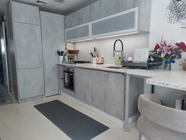 Kitchen with hidden appliances - 668 Halsey St Unidad 1