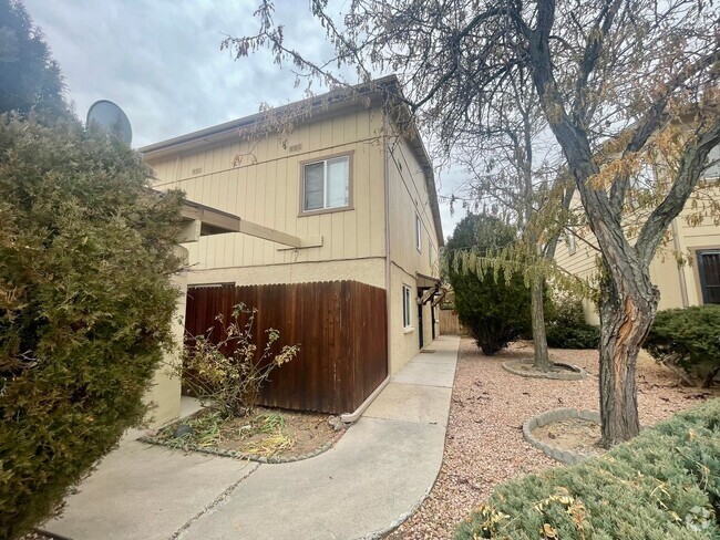 Building Photo - Great Townhouse close to everything!