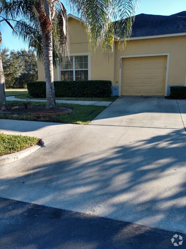 Building Photo - Spacious 3 bedroom, 2 bath corner unit. Rental