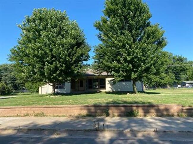 Building Photo - Large 5 bedroom 2 bath home in Derby