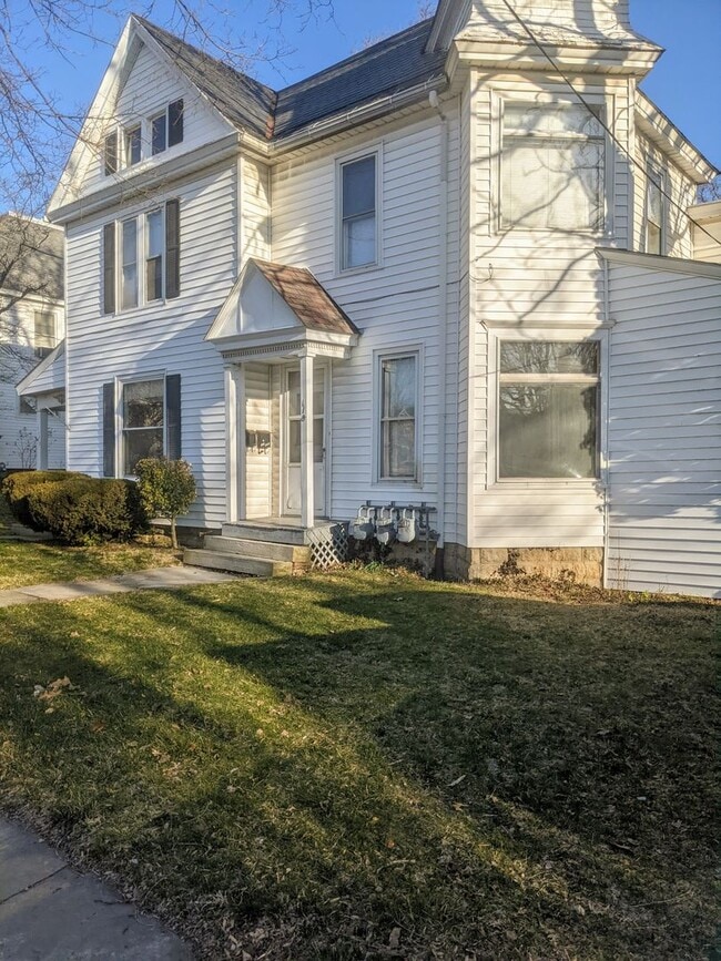 Building Photo - 118.5 W Walnut St Unit 118 Upper W Walnut