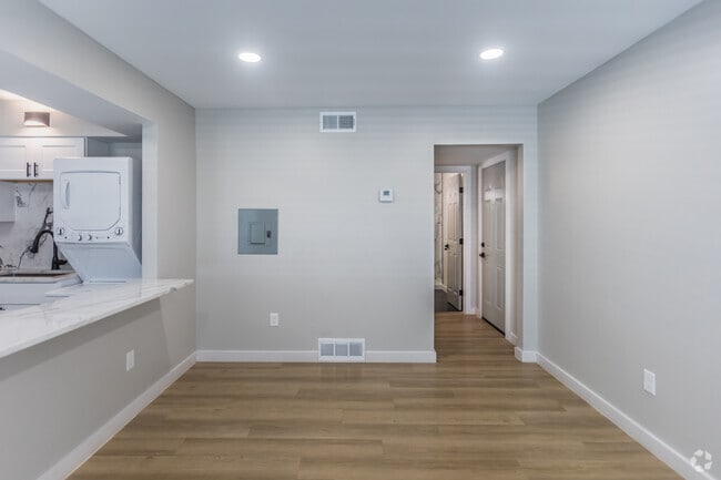 1 BR, 1 BA - 575SF