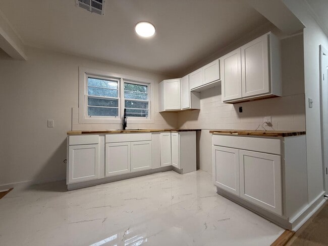 Photo - 308 Nottingham Rd