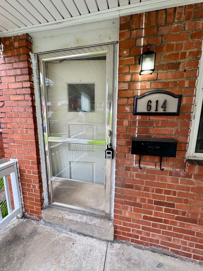 Photo - Charming 4 Bed 1.5 Bath house with BRAND NEW KITCHEN!!!