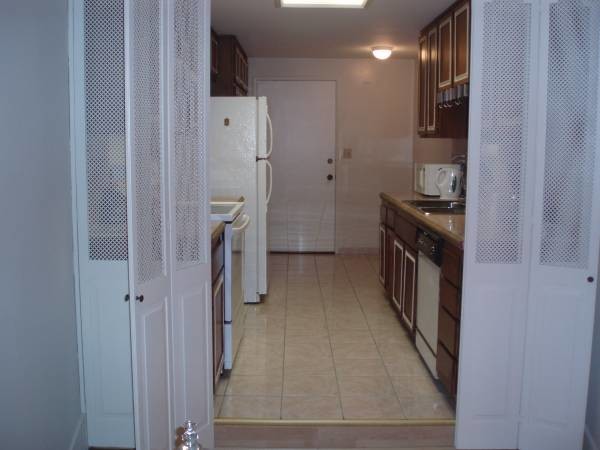 Kitchen - 321 N Oakhurst Dr Unidad 301