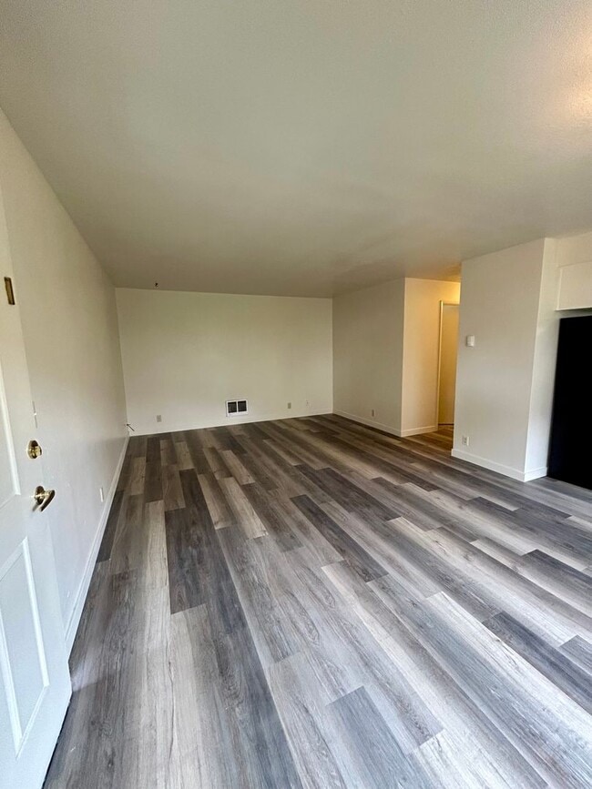 Photo - 2 Bedroom Condo For Rent - 3 Month Lease