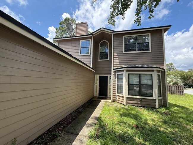 Building Photo - 3 Bed 2.5 Bath TWO Story Home
