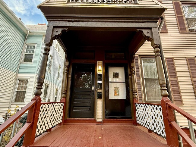 Building Photo - 37 Hotchkiss St Unit 3rd Floor