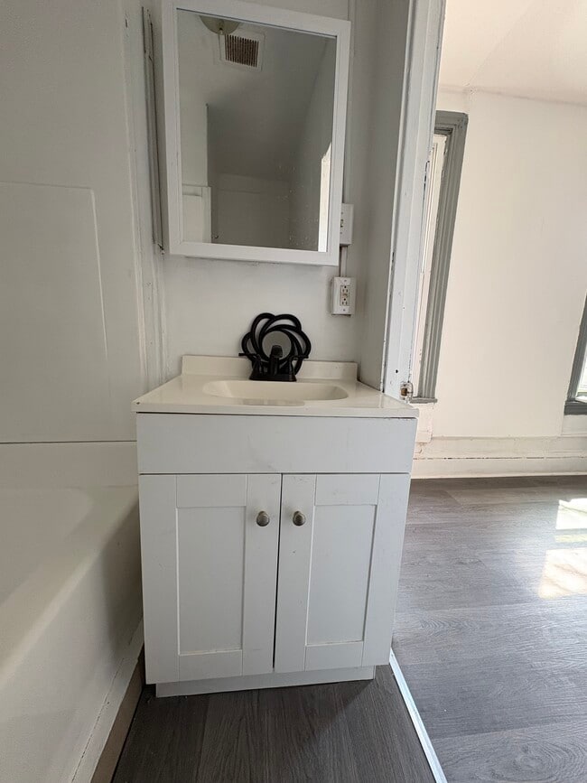 Building Photo - 942 Franklin St Unit 2