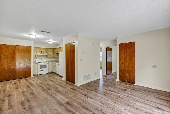 Photo - Charming 2-Bedroom Apartment for Rent – Great Location in Ocala! Deposit-Free Move-In Available!