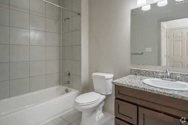 2BR, 2BA - 899SF - Baño 2 - Aria at Wilcrest