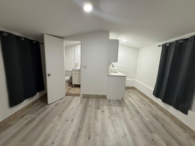 Photo - 1150 W 28th St Unit EFFICIENCY REAR LEFT