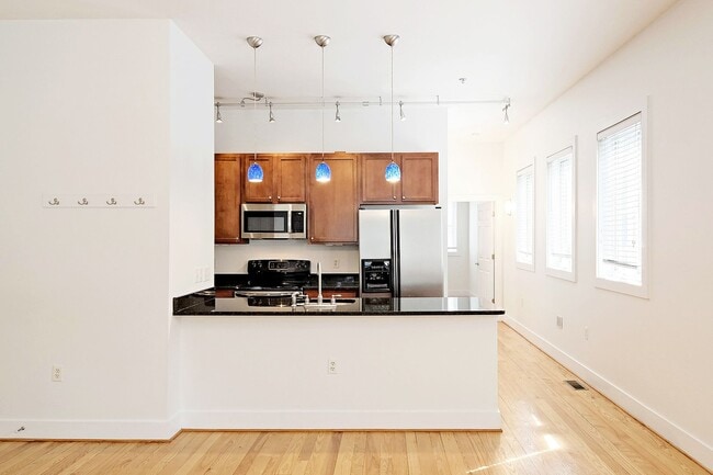 Building Photo - Highly Walkable Downtown Condo Near West Main St Unit 1D